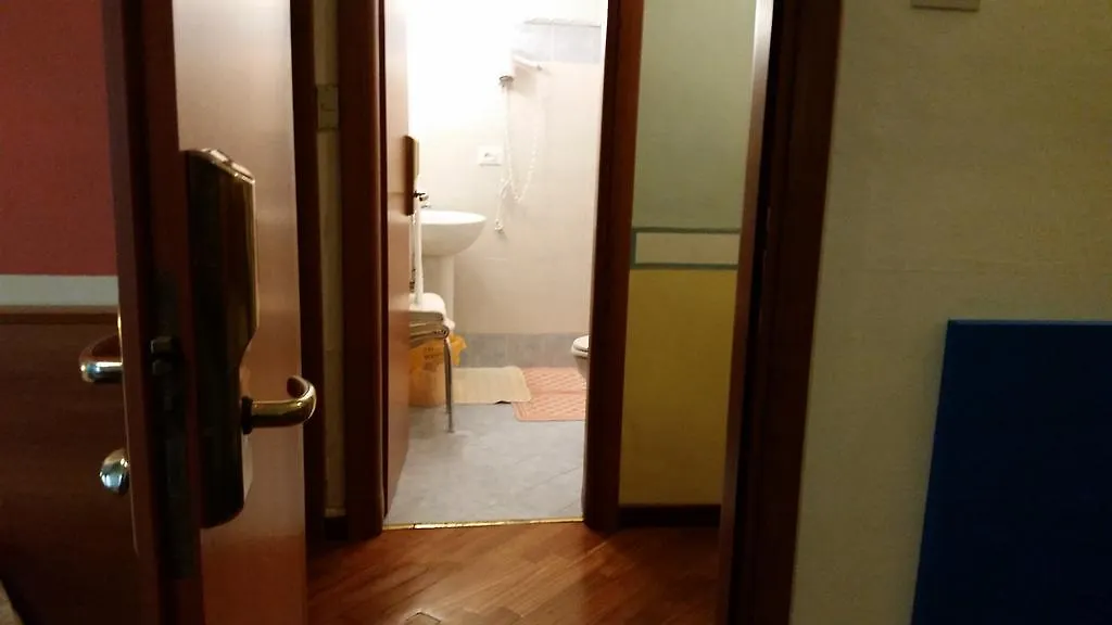 Augusta Albergo B&B 卡莫利 2*,